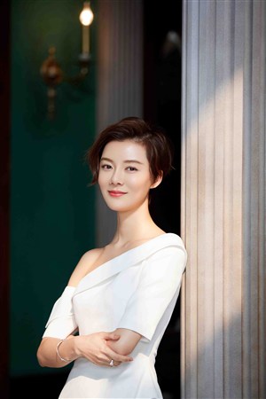 被当众脱裤子晾臀打臀缝