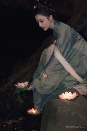 穿白丝裤袜露下面