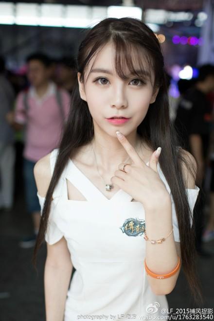 没有穿内裤在公交车被陌生人