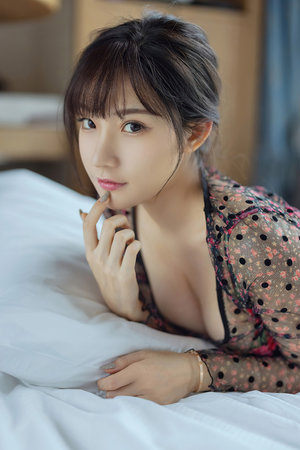 四眼仔漂亮同事饮料下药