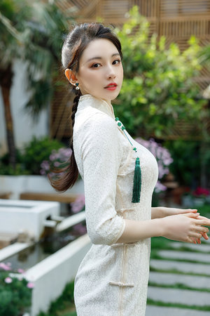 城中村下雨天在门口等客的