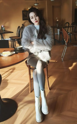 满员车内で人妻のボイン