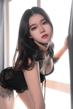 娇妻在厨房被朋友挺进动漫