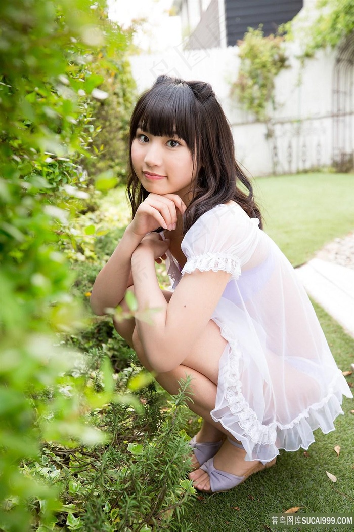 我坐在有木棒的椅子上写作业