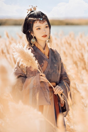 医生隔着内裤揉弄护士视频